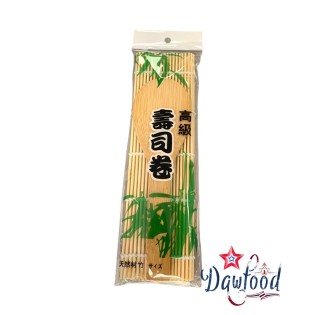 Estera de sushi con cuchara de madera que mezcla sencillez y tradición
