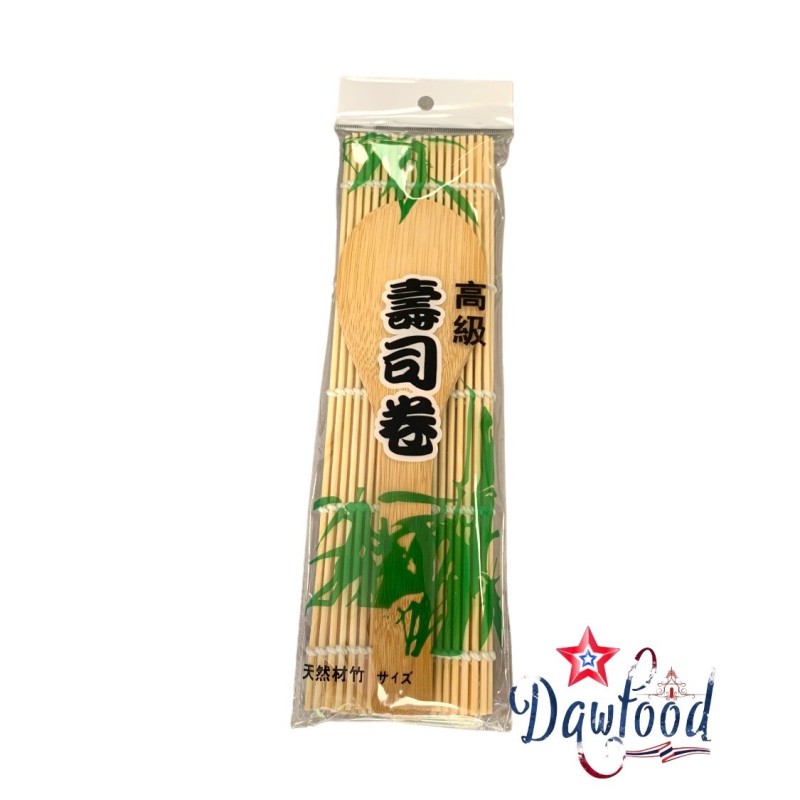 Estera de sushi con cuchara de madera que mezcla sencillez y tradición Estera de sushi con cuchara de madera que mezcla sencillez y tradición